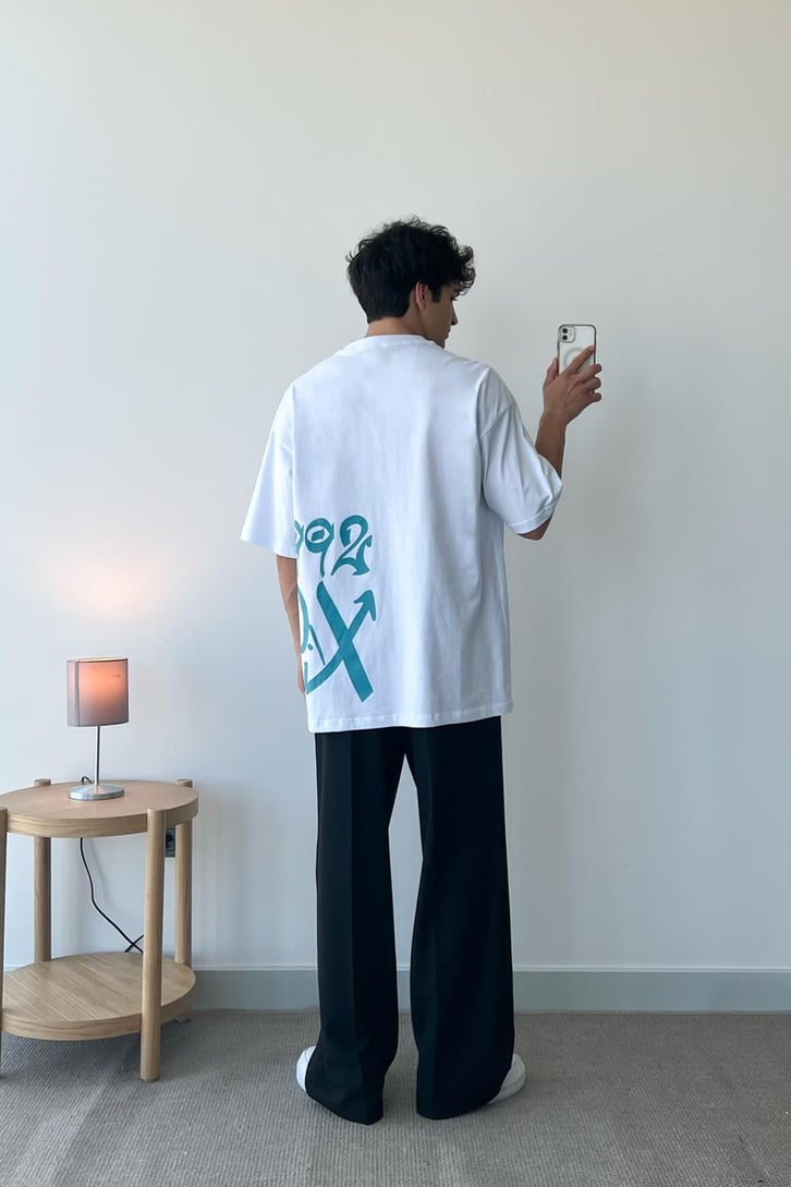 Graffiti Baskılı Beyaz Oversize Tişört