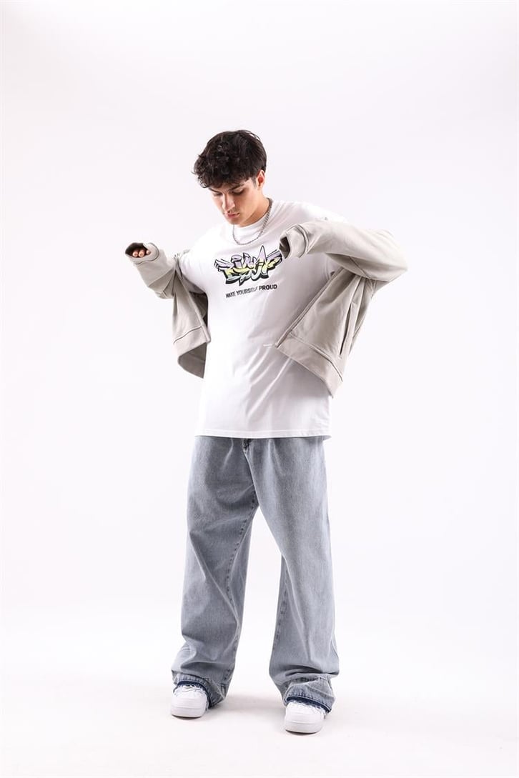 Graffiti Nakışlı Beyaz Oversize Tişört