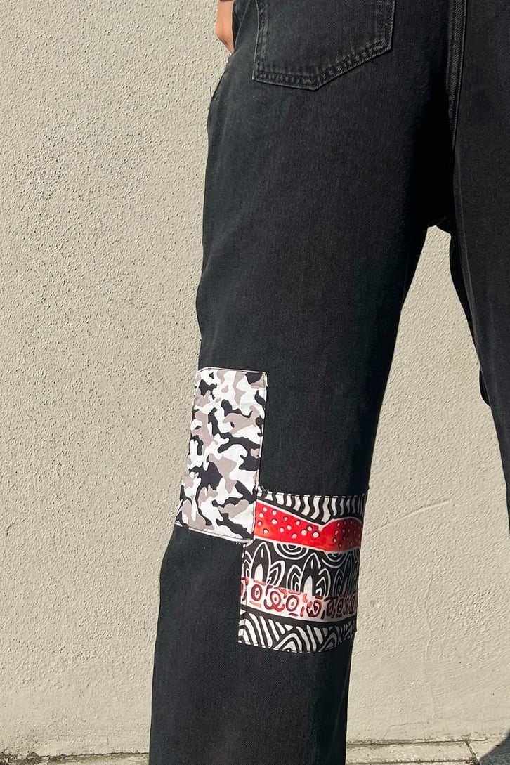 Kamuflaj Patch Detay Siyah Mom Jean