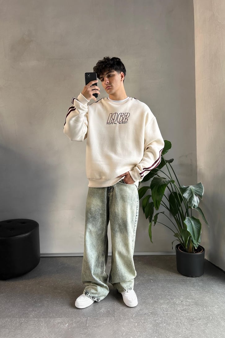 Kol Biye Geçişli Nakışlı Sweatshirt