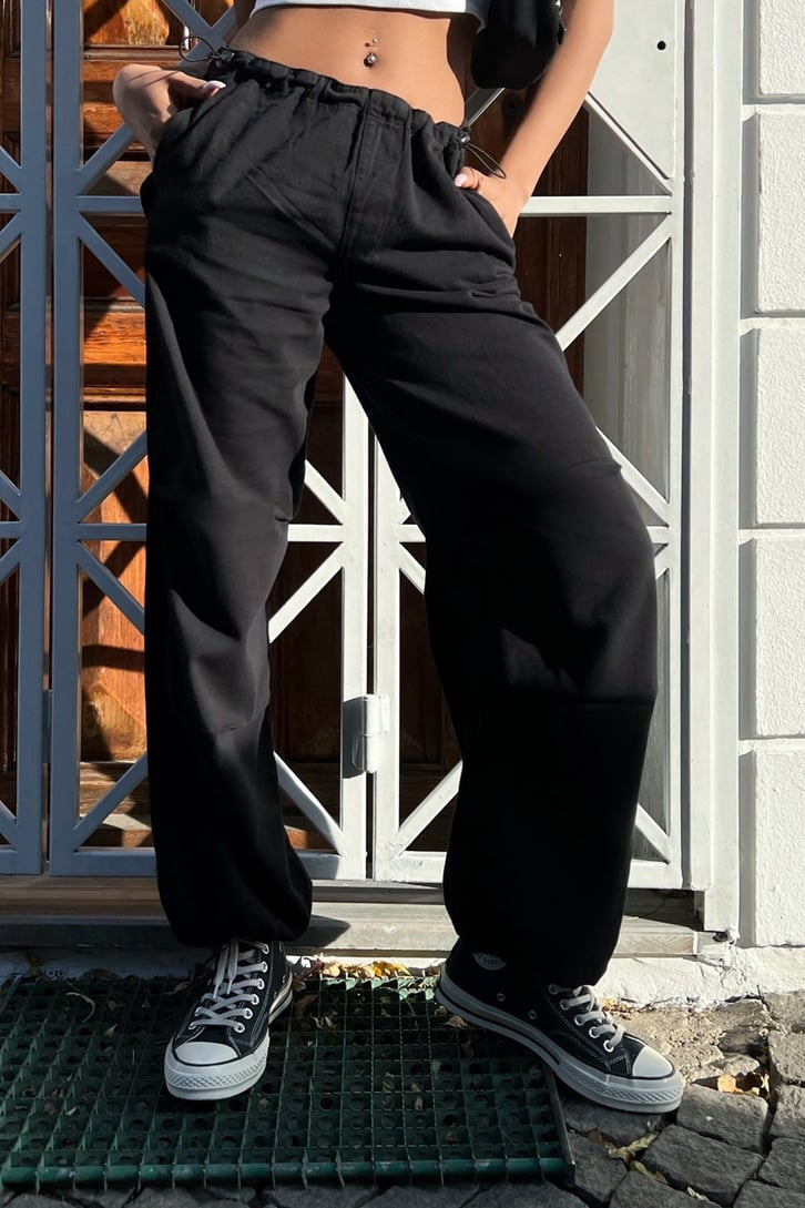 Lastik Detaylı Siyah Pantolon