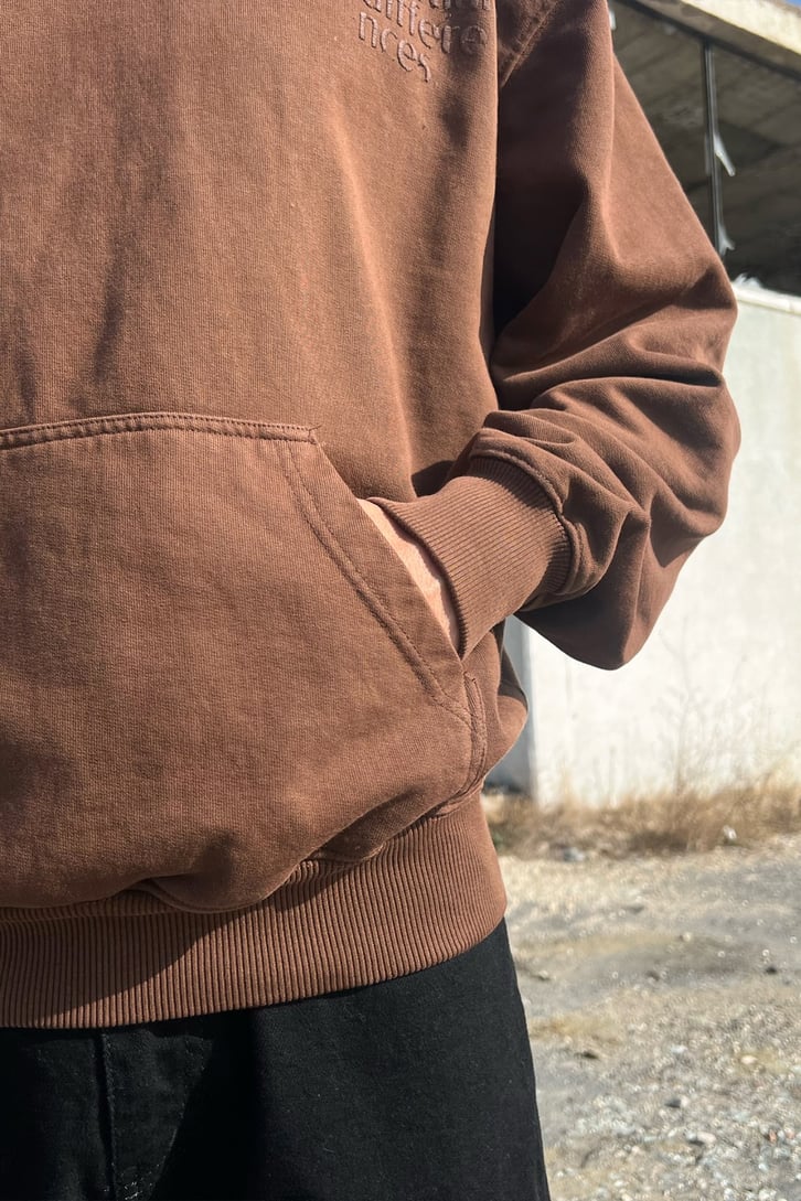 Mini Text Nakışlı Kahverengi Oversize Sweatshirt