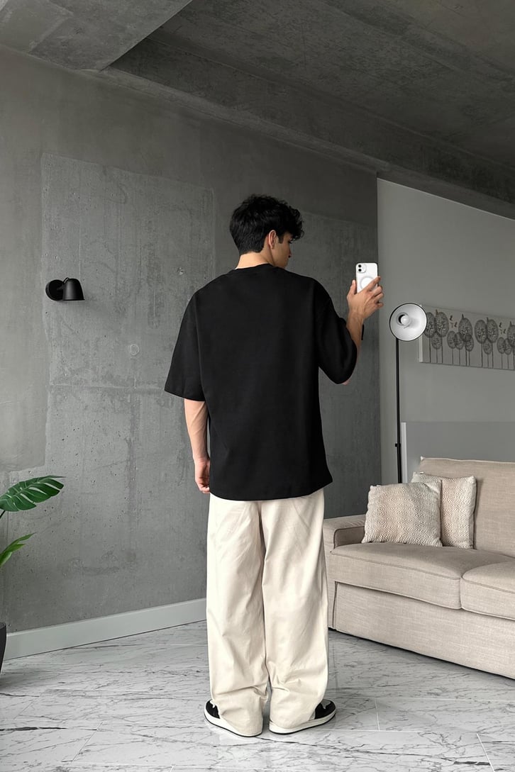 Minimal Nakışlı Siyah Oversize Tişört