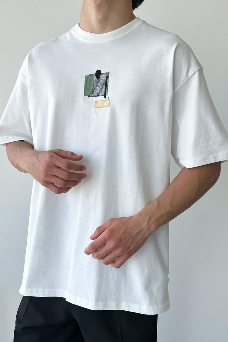 Ön Nakışlı Beyaz Oversize Tişört