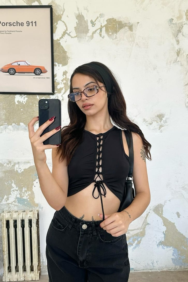 Önü İplik Detaylı Crop Top