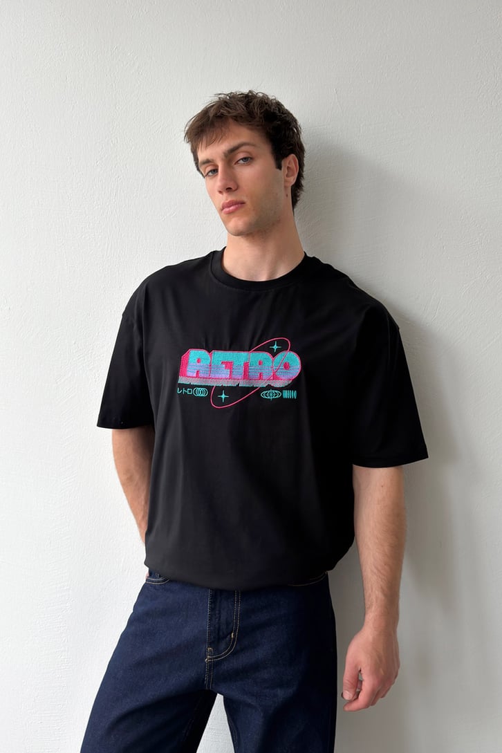 Retro Nakışlı Siyah Oversize Tişört