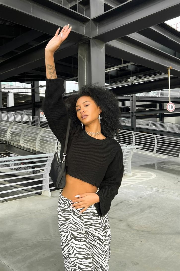 Ripped Detail Siyah Oversize Crop Kazak