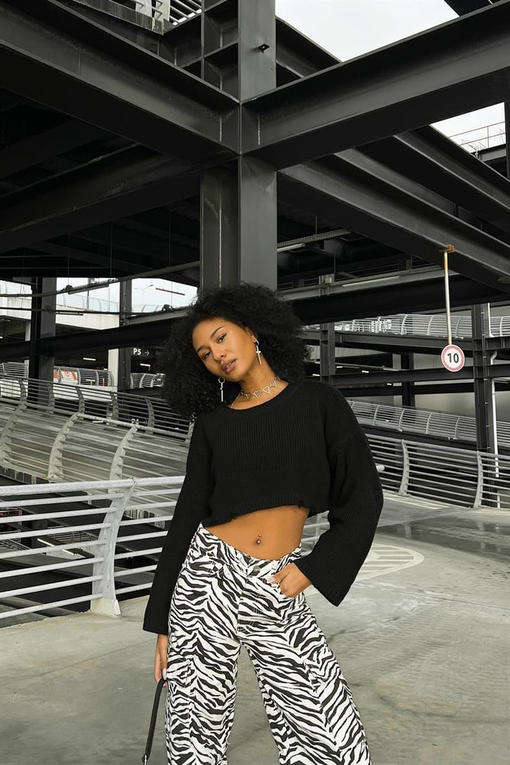Ripped Detail Siyah Oversize Crop Kazak