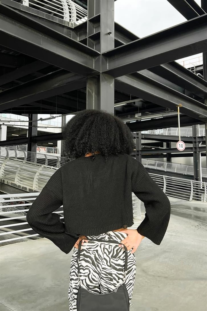 Ripped Detail Siyah Oversize Crop Kazak