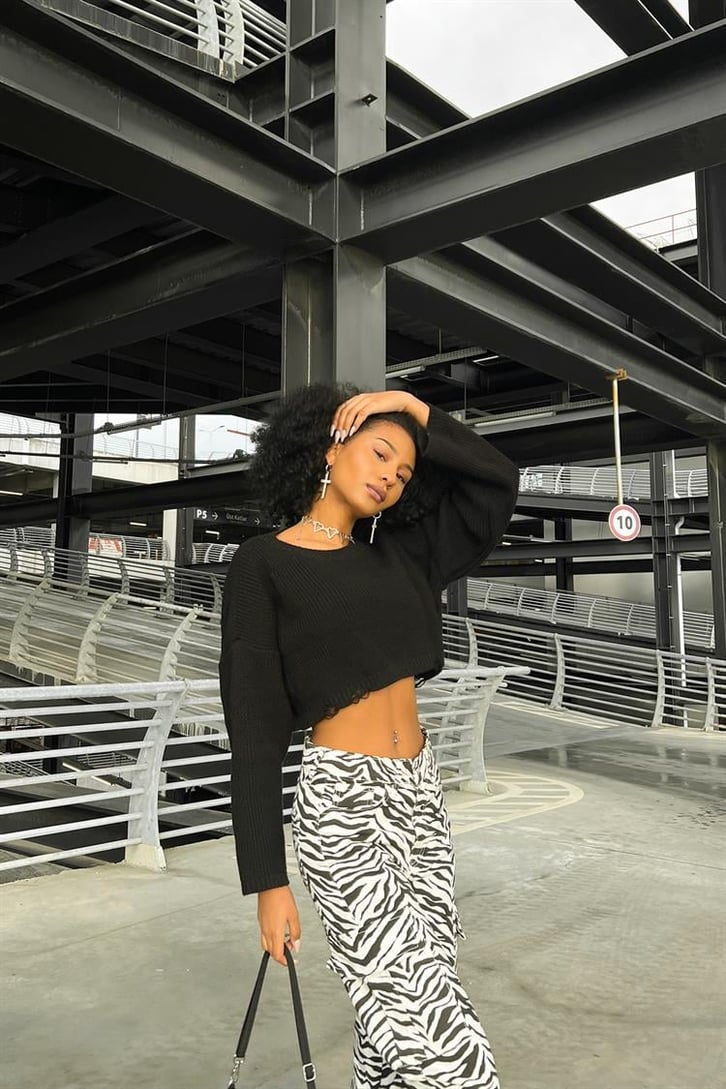 Ripped Detail Siyah Oversize Crop Kazak