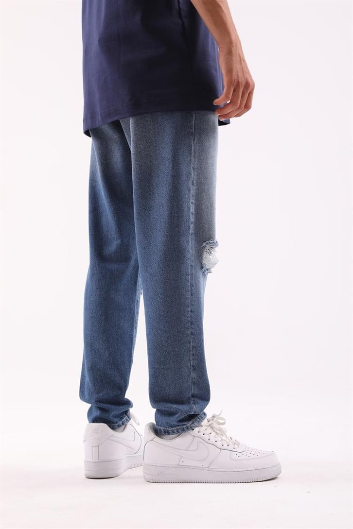 Ripped Details Mom Jean