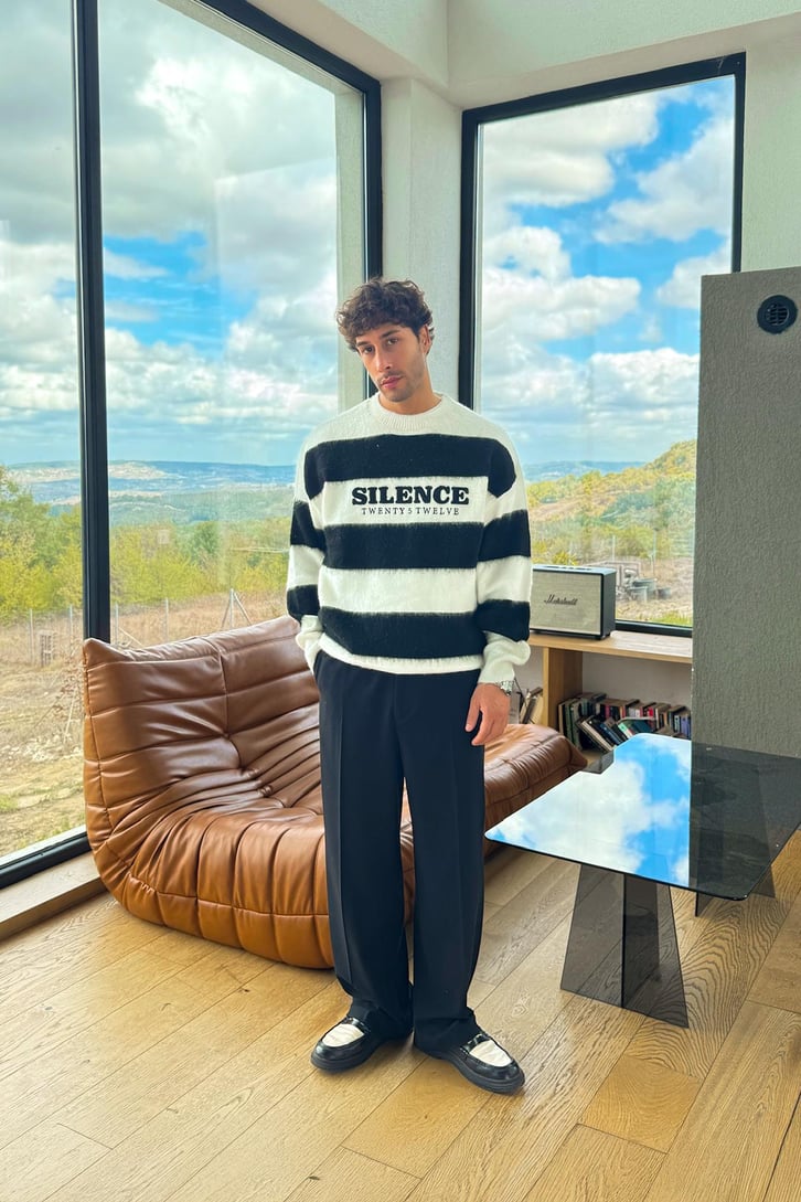 Silence Nakışlı Triko Kazak