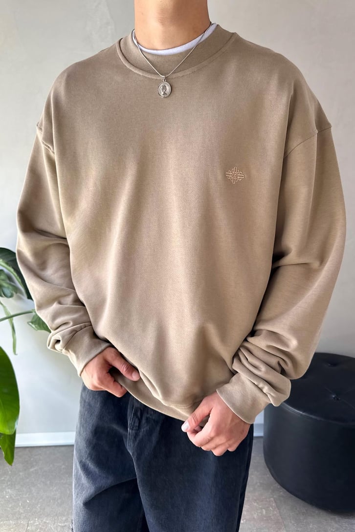 Sırt Detay Nakışlı Oversize Bisiklet Yaka Sweatshirt