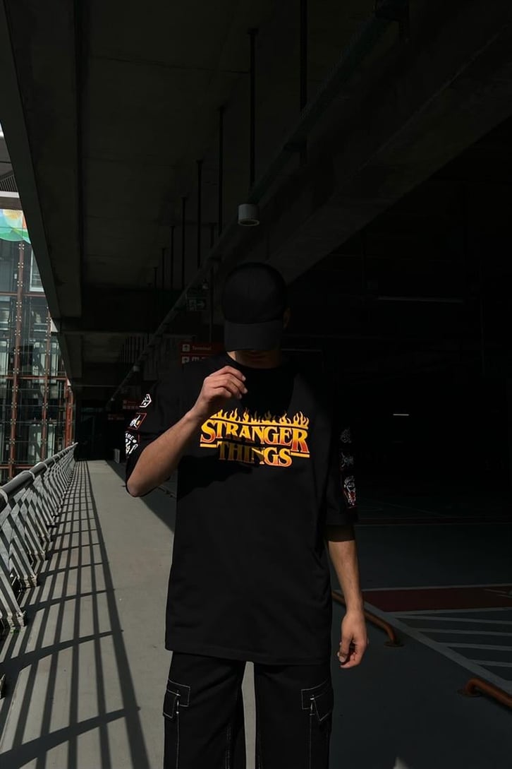 Stranger Flame Baskılı Siyah Oversize Tişört