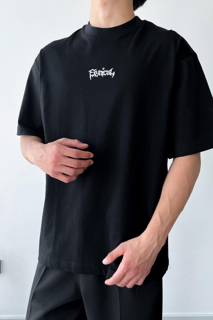 Synical Nakışlı Siyah Oversize Tişört