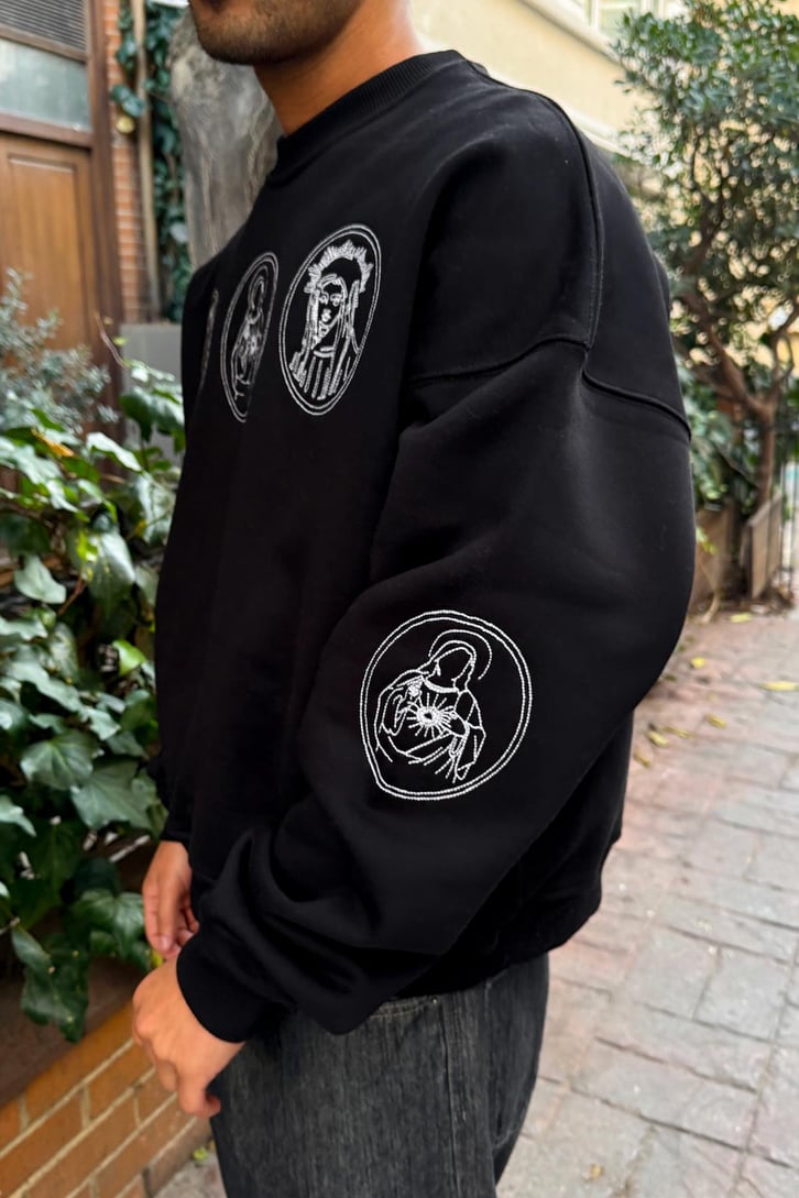 Tanrıça Nakışlı Sweatshirt
