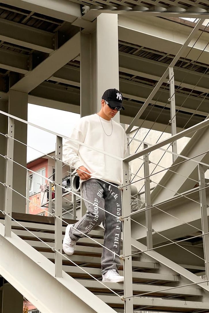 Text Printed Gri Acid Wash Regular Fit Jean