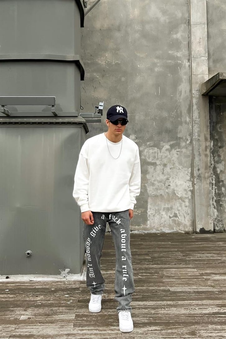 Text Printed Gri Acid Wash Regular Fit Jean