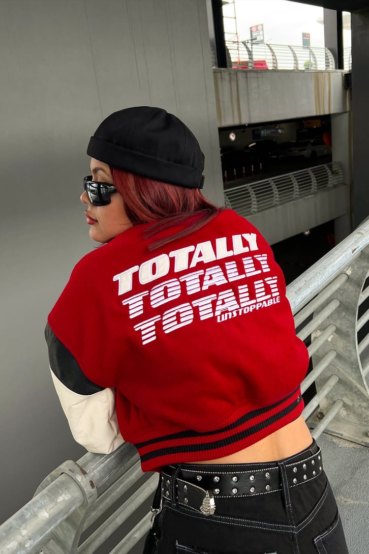 Totally 84  Nakışlı Kırmızı Crop Kolej Mont