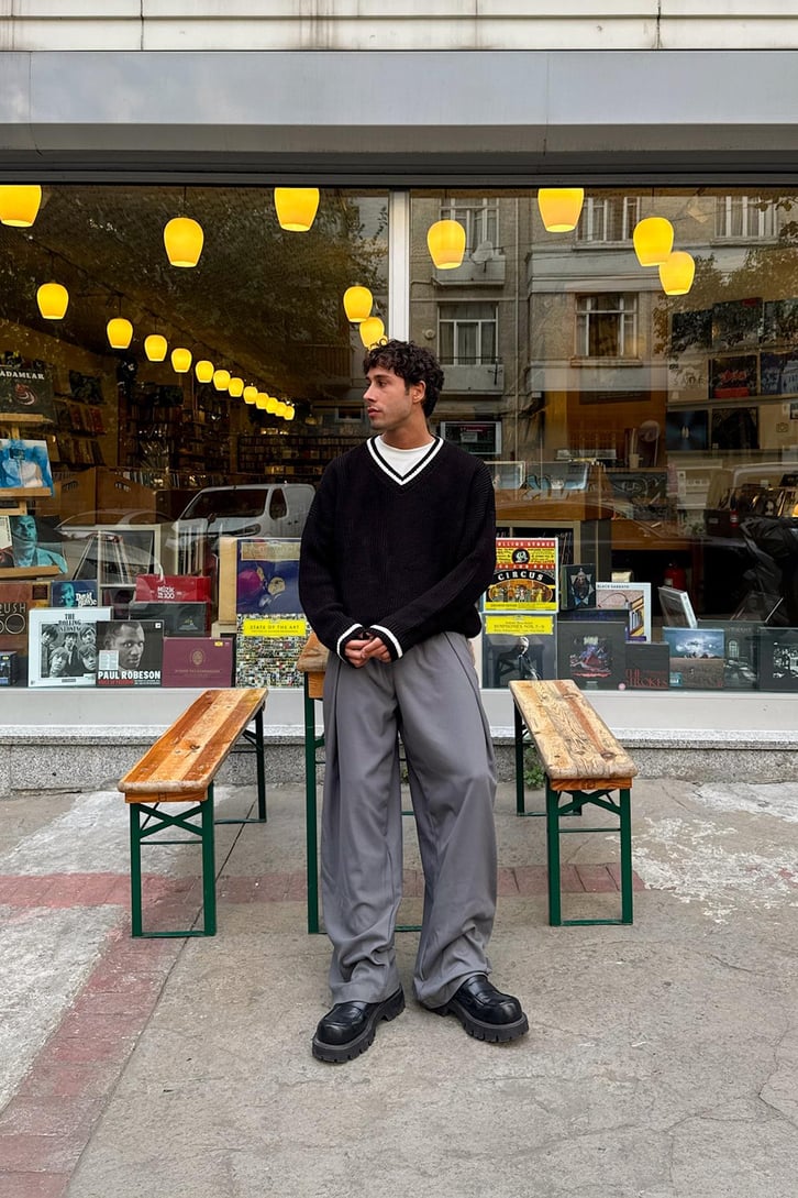 V Yaka Çizgili Triko Kazak