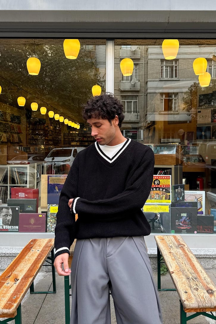 V Yaka Çizgili Triko Kazak