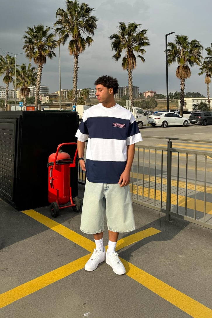 Yarım Patlı Ön Nakışlı Oversize Tişört