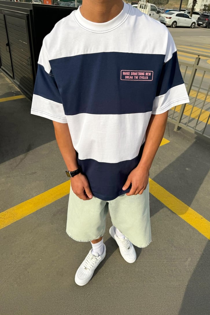 Yarım Patlı Ön Nakışlı Oversize Tişört