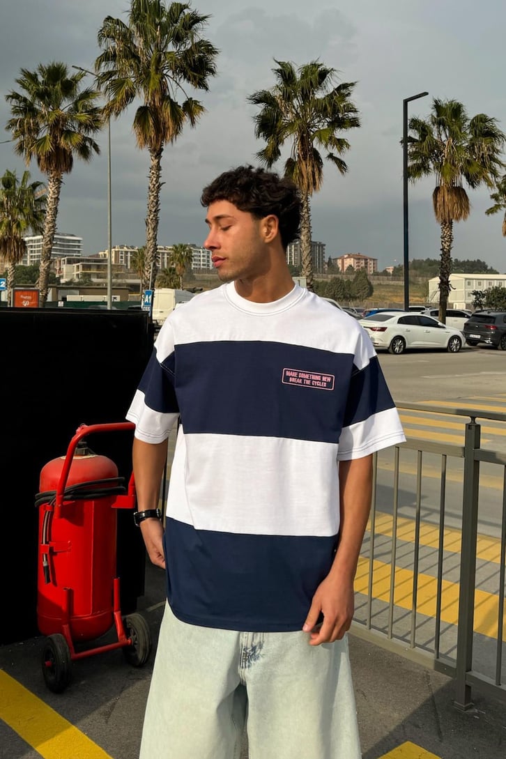 Yarım Patlı Ön Nakışlı Oversize Tişört