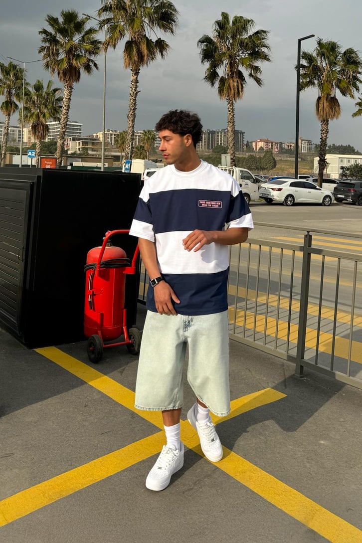 Yarım Patlı Ön Nakışlı Oversize Tişört