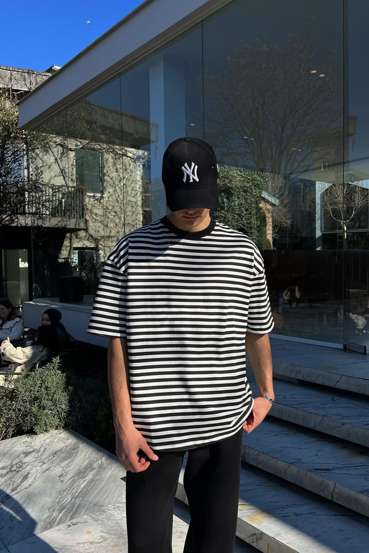 Yatay Çizgili Siyah Oversize Tişört