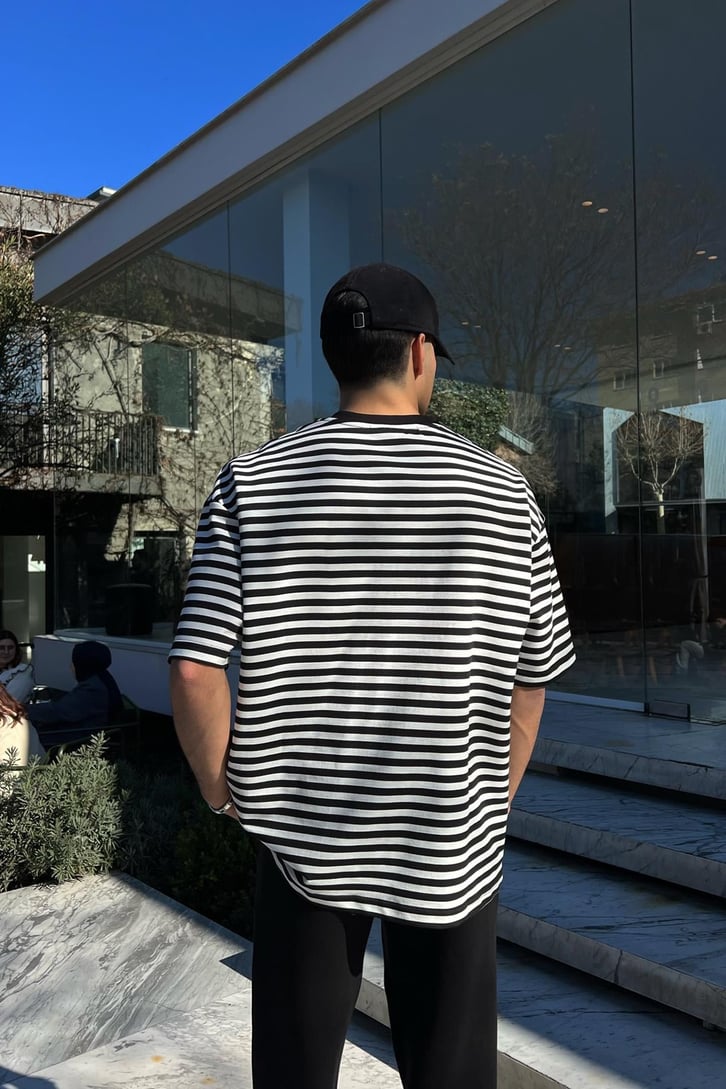 Yatay Çizgili Siyah Oversize Tişört