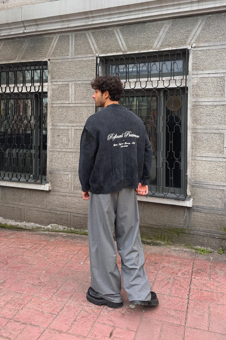Yırtık Model Yıkamalı Triko Kazak