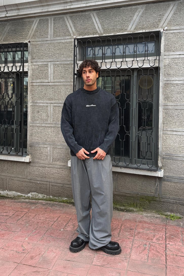 Yırtık Model Yıkamalı Triko Kazak