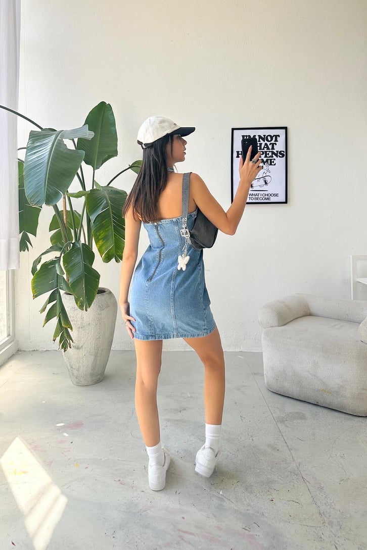 Zincir Detaylı Mini Kot Elbise