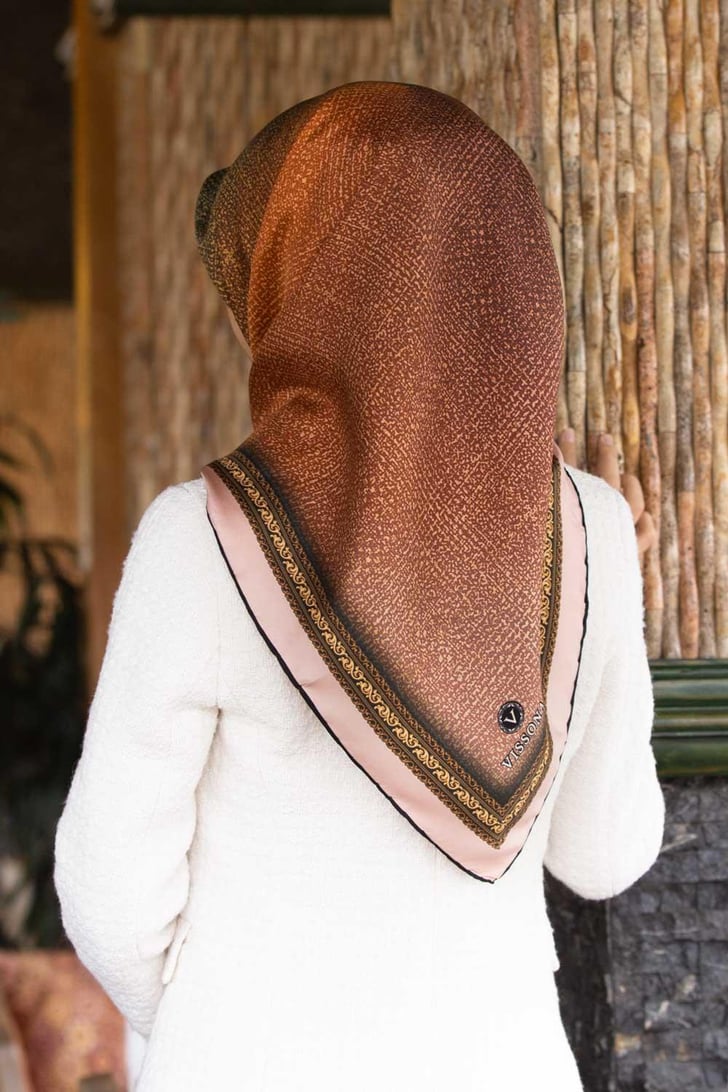 %100 Twill İpek Degradeli Ve Doku Desenli Pudra Renkli 90x90 Eşarp Dikim Şekli : El Dikişi