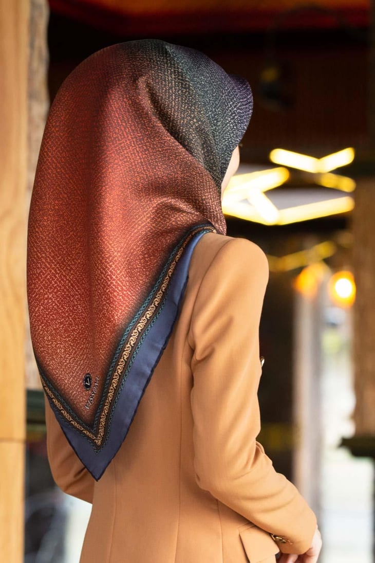 %100 Twill İpek Degradeli Ve Doku Desenli İndigo Renkli 90x90 Eşarp Dikim Şekli : El Dikişi