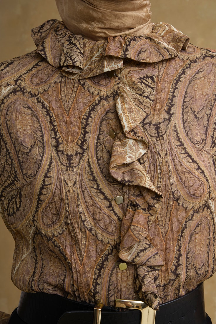 Şal Desenli Fırfırlı Bluz Camel