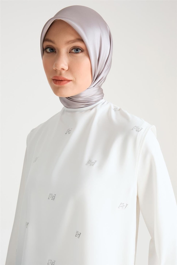 Armine Logo Yapıştırmalı Saten Bluz 24Y3512 Ekru