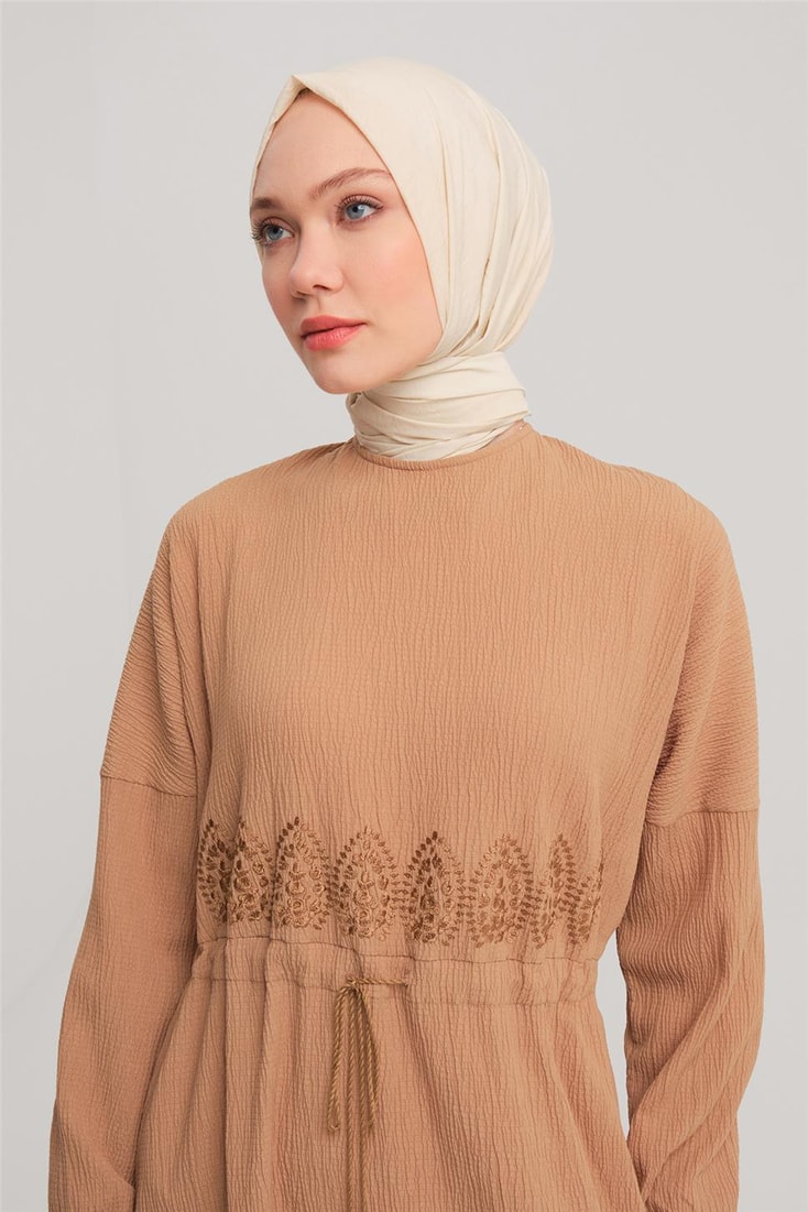 Armine Beli Nakışlı Elbise 24Y9811 Camel