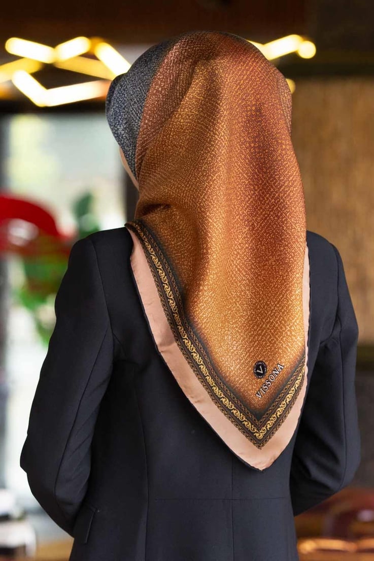 %100 Twill İpek Degradeli Ve Doku Desenli Somon Renkli 90x90 Eşarp Dikim Şekli : El Dikişi