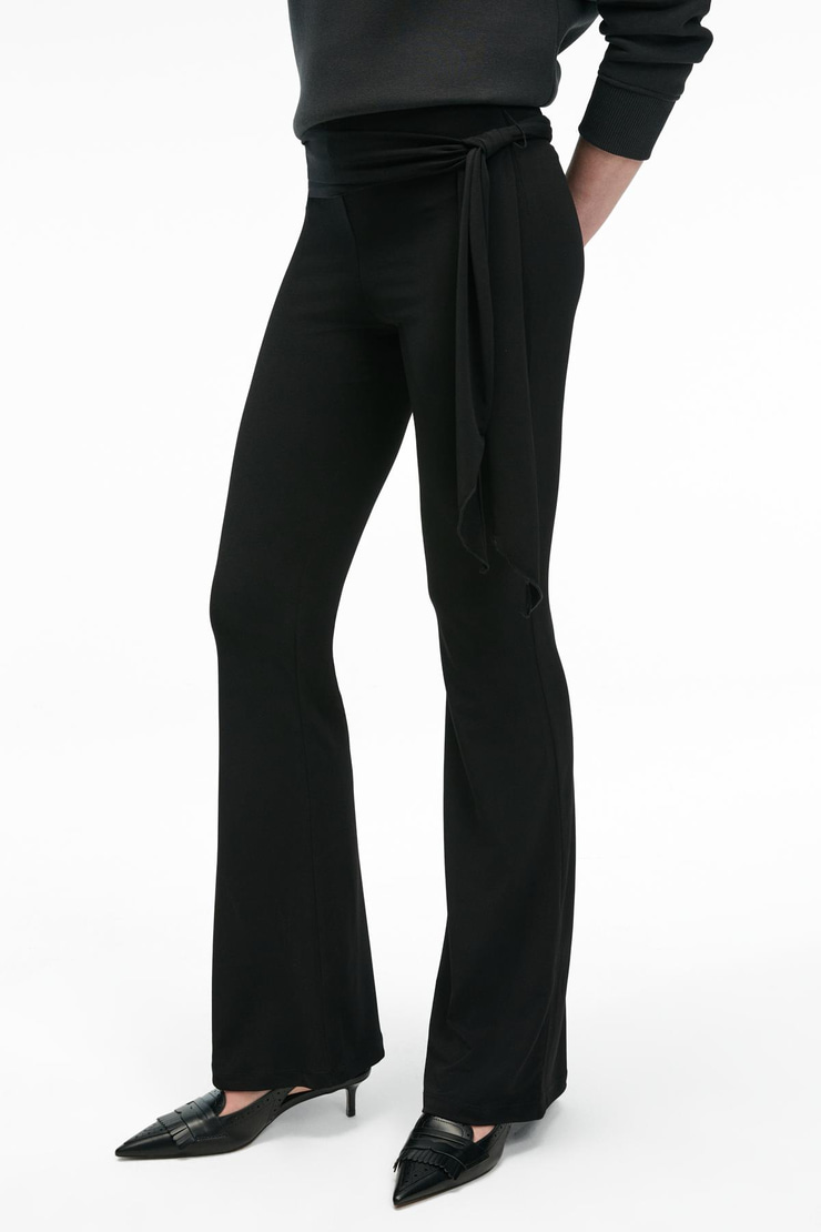 AYSHUR Kadın Esnek Kumaşlı Kemer Detaylı Geniş Paçalı Slim Fit Siyah Pantolon