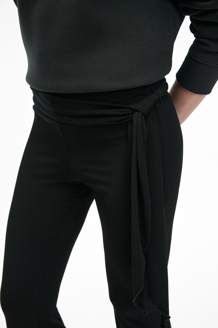 AYSHUR Kadın Esnek Kumaşlı Kemer Detaylı Geniş Paçalı Slim Fit Siyah Pantolon