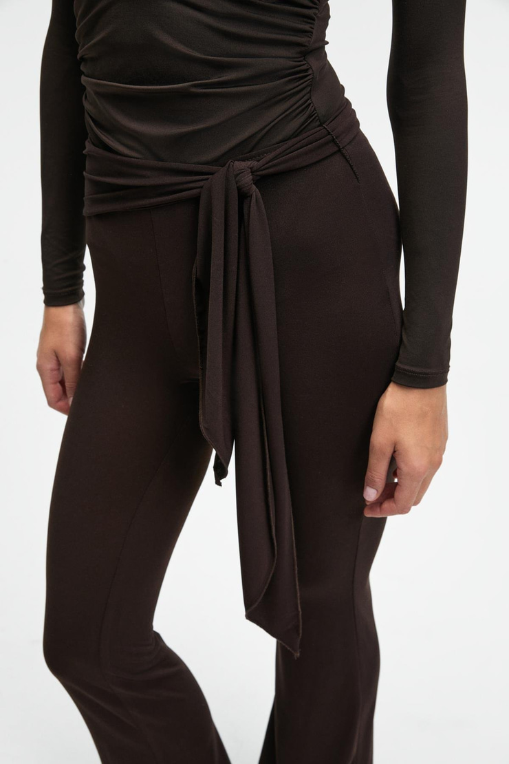 AYSHUR Kadın Esnek Kumaşlı Kemer Detaylı Geniş Paçalı Slim Fit Koyu Kahverengi Pantolon