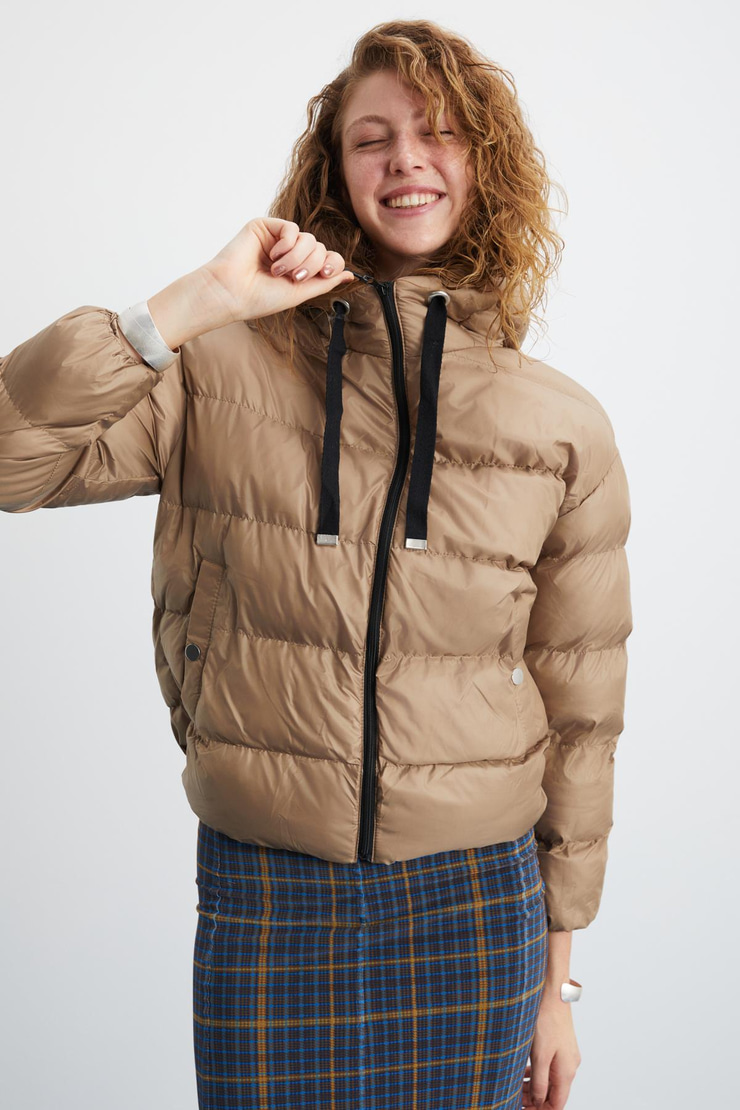 CHANTAL Kadın Kapüşonlu Kolu Lastikli Rüzgar Geçirmez Çift Cepli Şişme Bej Mont