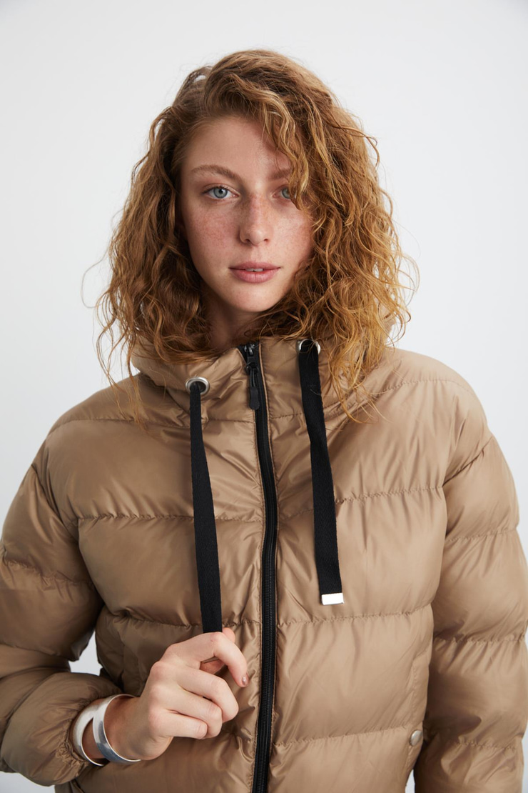 CHANTAL Kadın Kapüşonlu Kolu Lastikli Rüzgar Geçirmez Çift Cepli Şişme Bej Mont