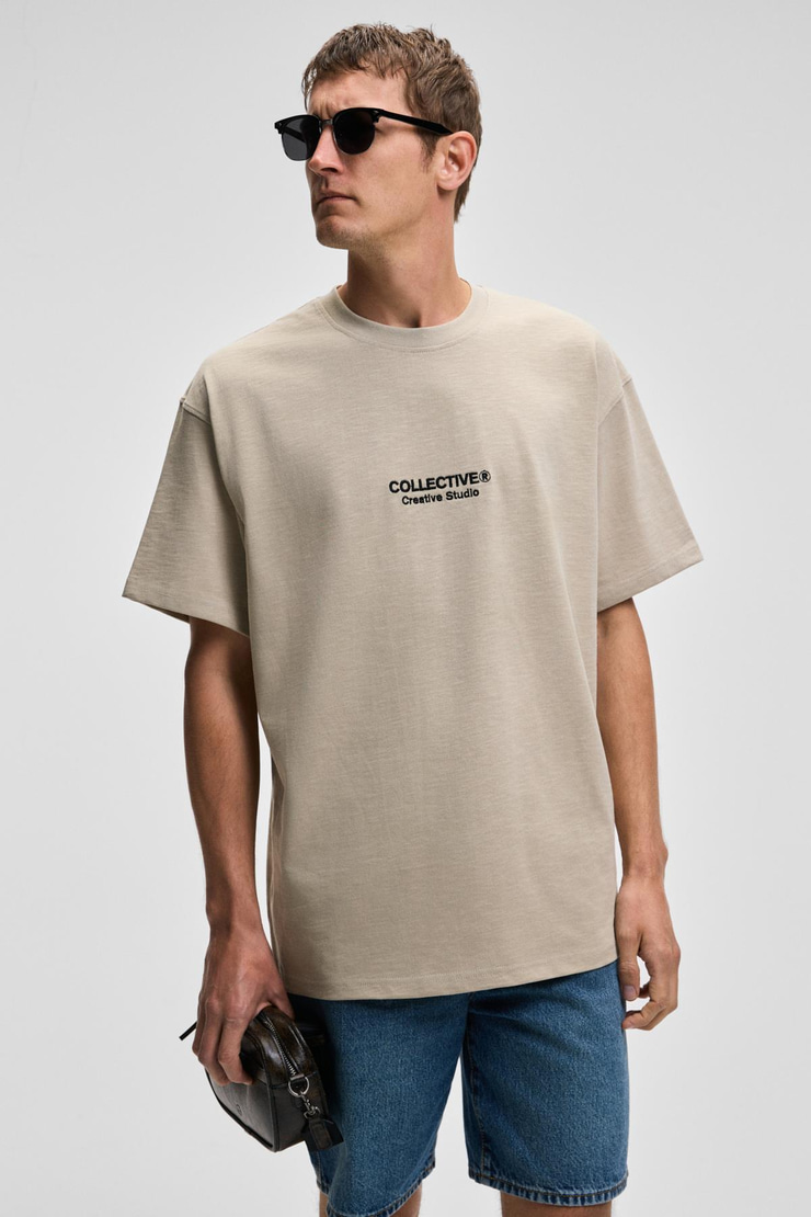 COLLECTIVE Erkek Ön Nakış Arka Baskı Detaylı %100 Organik Pamuk Oversize Kısa Kol Taş Rengi T-Shirt