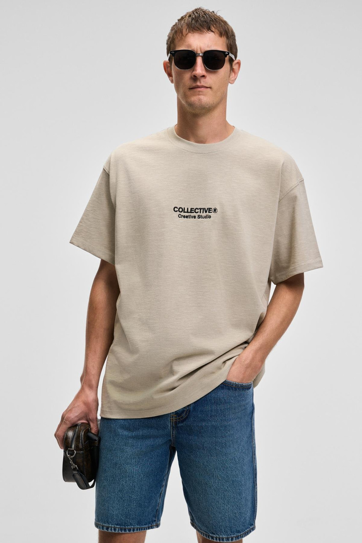 COLLECTIVE Erkek Ön Nakış Arka Baskı Detaylı %100 Organik Pamuk Oversize Kısa Kol Taş Rengi T-Shirt