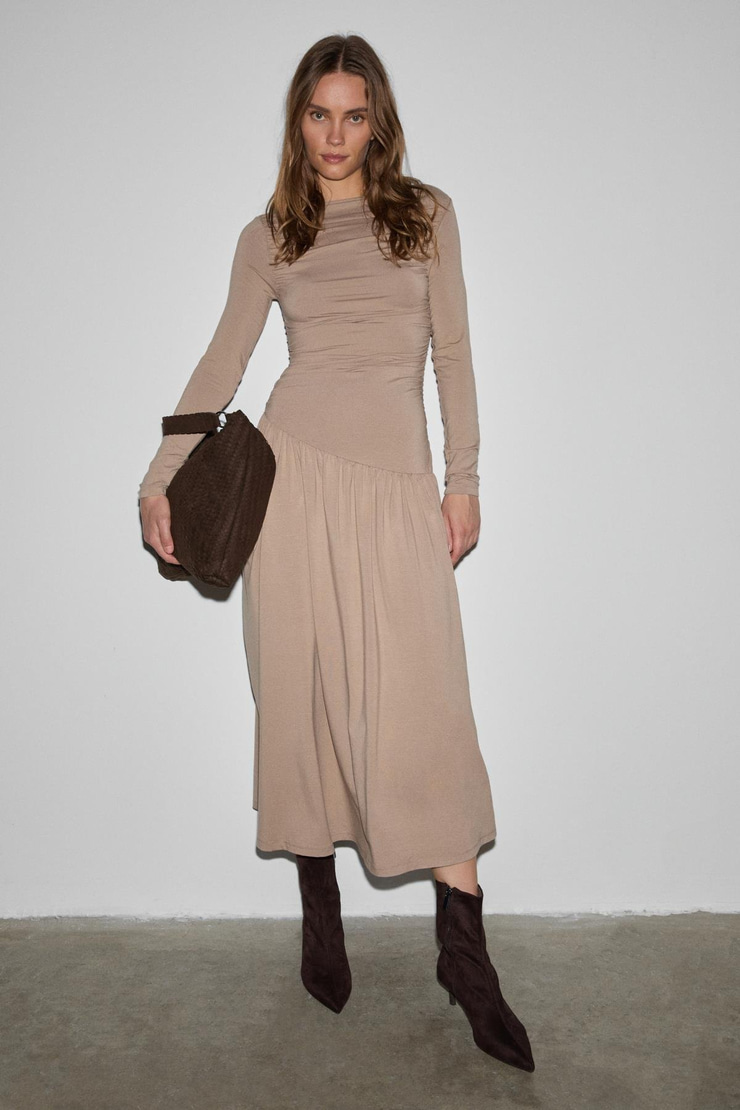 COMMENY Kadın Balerin Yakalı Esnek Kumaşlı Vücuda Oturan Büzgü Detaylı Bej Elbise