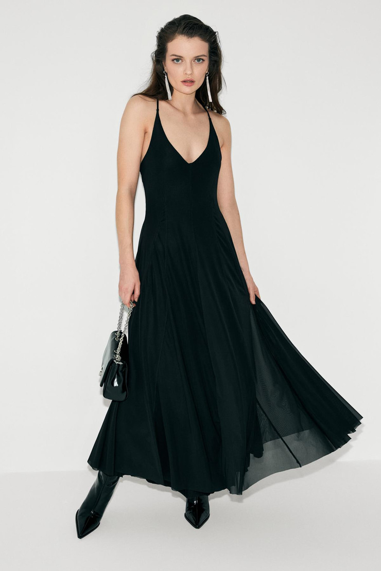 DESEO Kadın V Yaka Çapraz Ayarlanabilir Askılı Etek Ucu Geniş Esnek Tül Kumaşlı Siyah Elbise