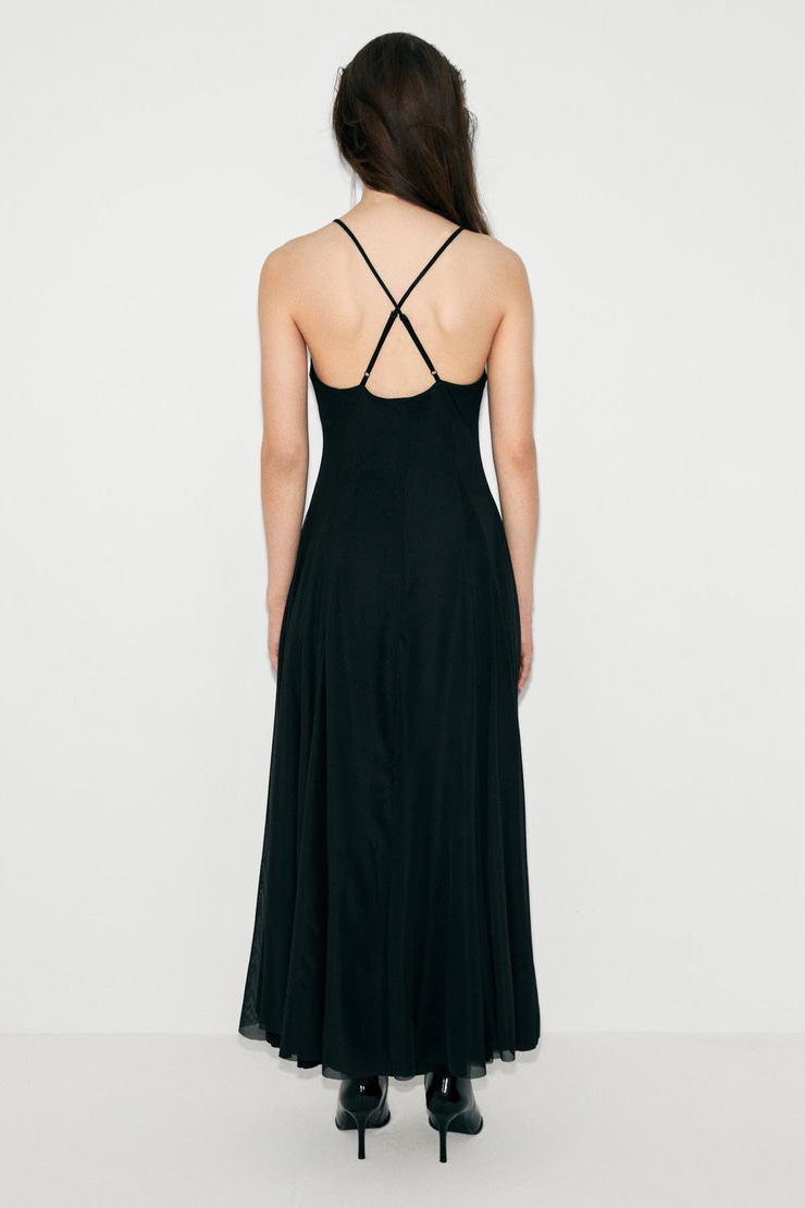 DESEO Kadın V Yaka Çapraz Ayarlanabilir Askılı Etek Ucu Geniş Esnek Tül Kumaşlı Siyah Elbise